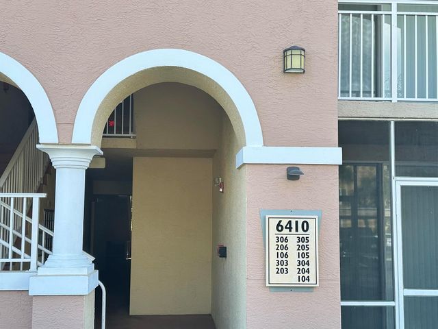 6410 Emerald Dunes Drive 105, West Palm Beach, FL 33411