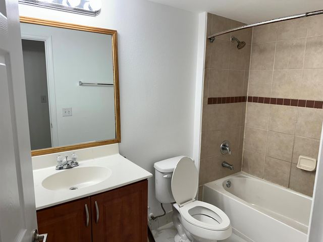 6410 Emerald Dunes Drive 105, West Palm Beach, FL 33411