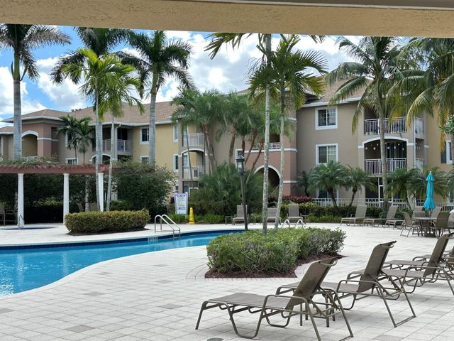 6410 Emerald Dunes Drive 105, West Palm Beach, FL 33411