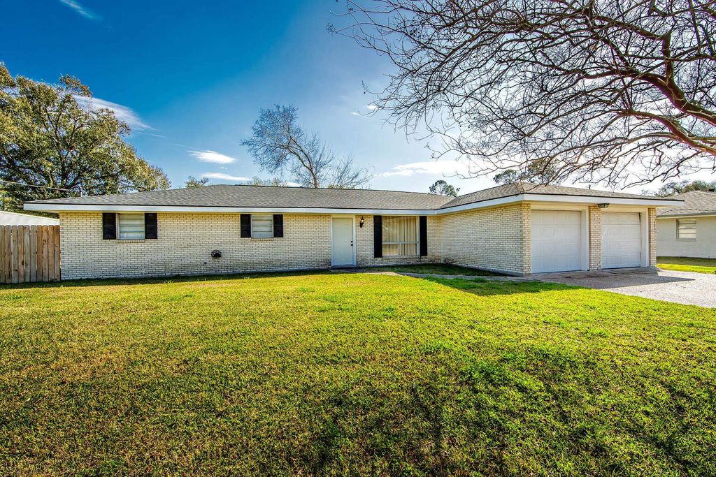 305 Wildwood Dr, Houma, LA 70363