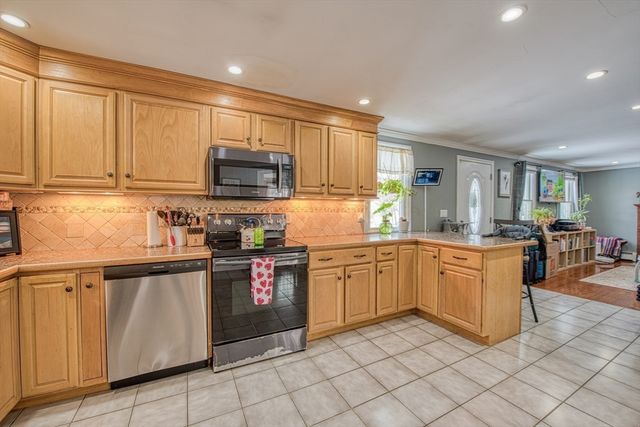 829 Auburn St, Bridgewater, MA 02324