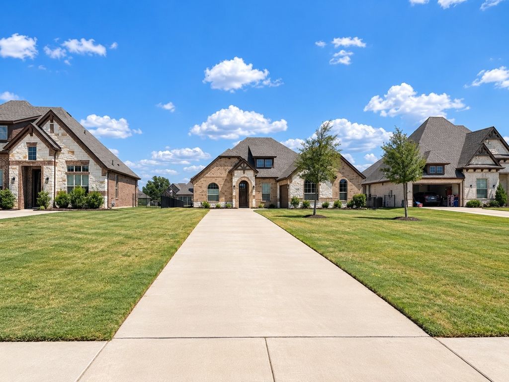 513 River Bank Court, Granbury, TX 76049 — photo 2