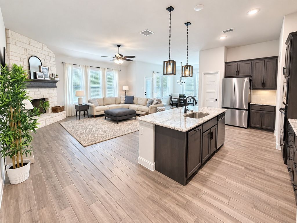 513 River Bank Court, Granbury, TX 76049 — photo 4