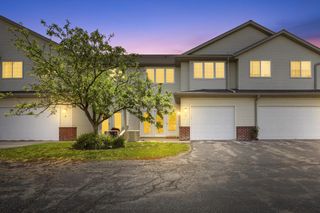 2428 Fox River PARKWAY #I, Waukesha, WI 53189