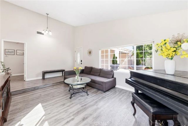 1585 Camelot, Corona, CA 92882