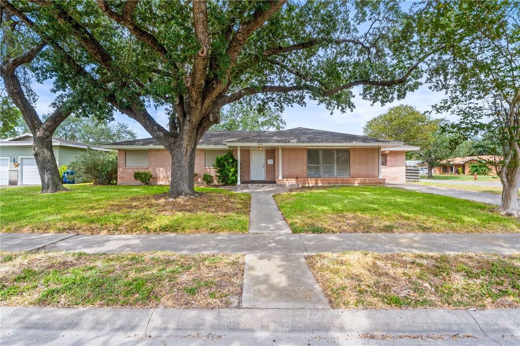 300 Hackberry St, Sinton, TX 78387 — exterior