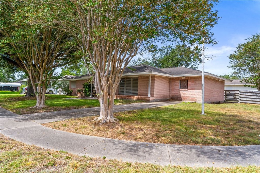 300 Hackberry St, Sinton, TX 78387 — photo 2