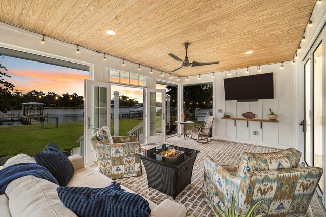 934 Bay Grove Road, Freeport, FL 32439