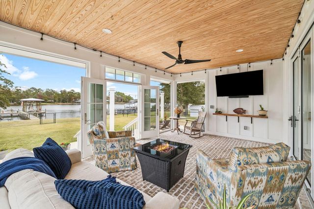 934 Bay Grove Road, Freeport, FL 32439