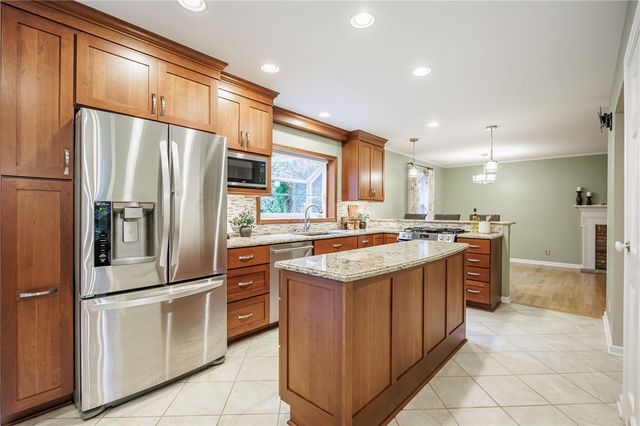 10 Glendower Circle, Pittsford, NY 14534