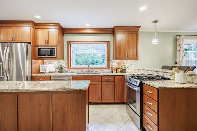 10 Glendower Circle, Pittsford, NY 14534
