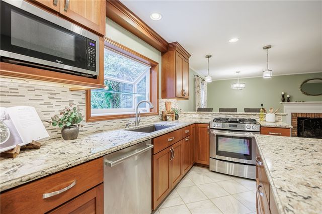 10 Glendower Circle, Pittsford, NY 14534