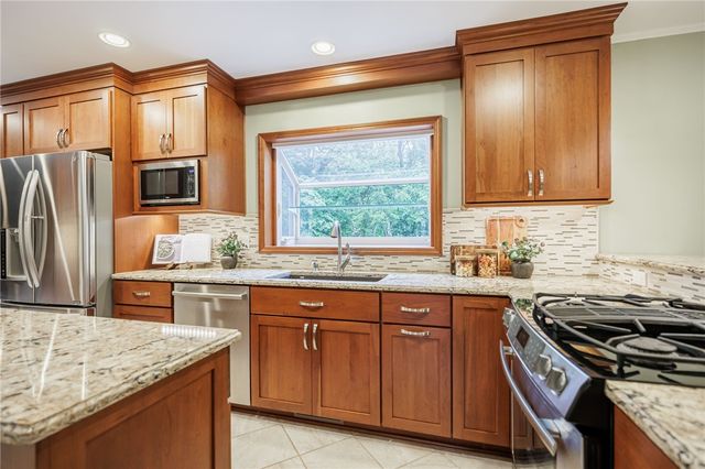 10 Glendower Circle, Pittsford, NY 14534