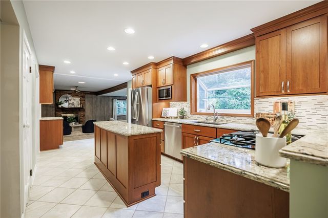 10 Glendower Circle, Pittsford, NY 14534