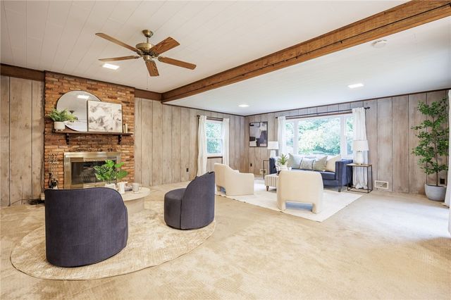 10 Glendower Circle, Pittsford, NY 14534