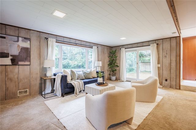 10 Glendower Circle, Pittsford, NY 14534