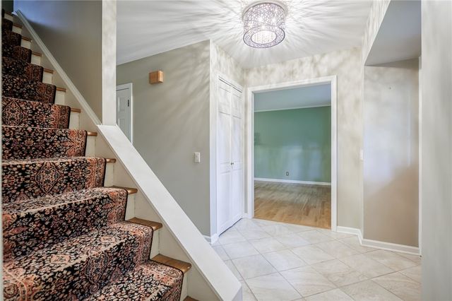 10 Glendower Circle, Pittsford, NY 14534