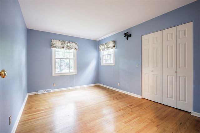 10 Glendower Circle, Pittsford, NY 14534