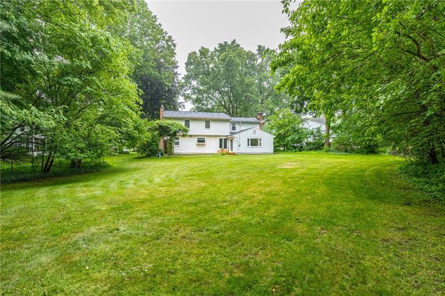10 Glendower Circle, Pittsford, NY 14534