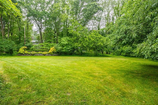 10 Glendower Circle, Pittsford, NY 14534