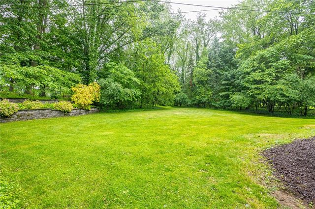 10 Glendower Circle, Pittsford, NY 14534