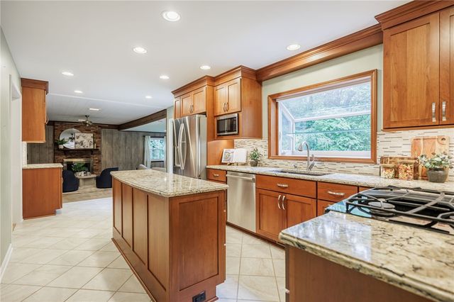10 Glendower Circle, Pittsford, NY 14534