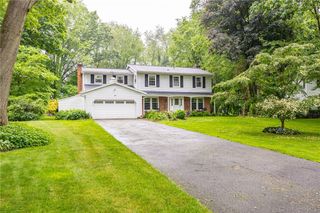10 Glendower Circle, Pittsford, NY 14534