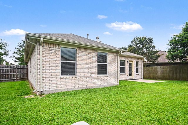 102 Blue Skies Court, La Marque, TX 77568