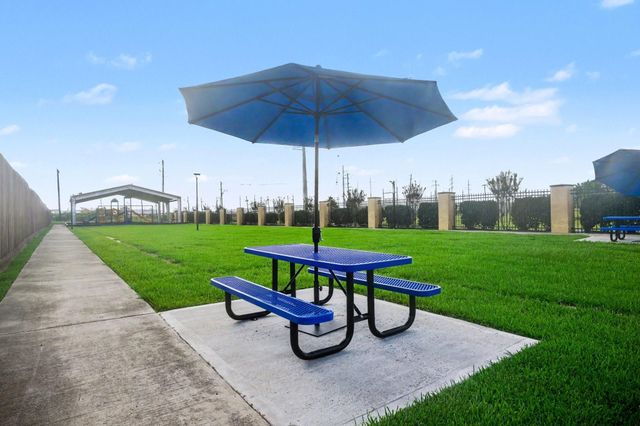 102 Blue Skies Court, La Marque, TX 77568