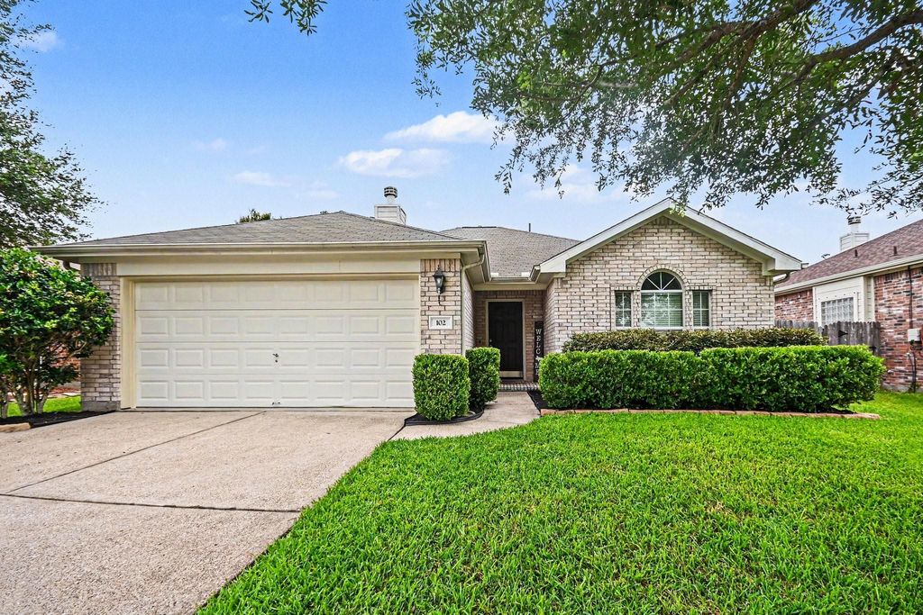 102 Blue Skies Court, La Marque, TX 77568