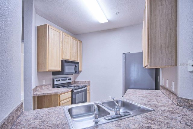 10019 COURTNEY PALMS BOULEVARD 302, Tampa, FL 33619