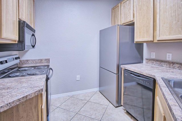 10019 COURTNEY PALMS BOULEVARD 302, Tampa, FL 33619