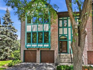 971 W ESSEX Place, Arlington Heights, IL 60004