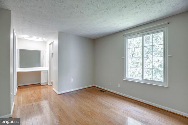1604 BARNSTEAD DR, Reston, VA 20194