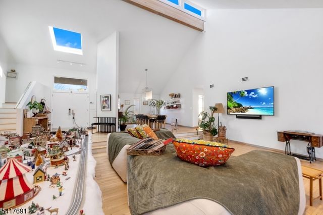 17 Brentwood Dr, North Caldwell Boro, NJ 07006