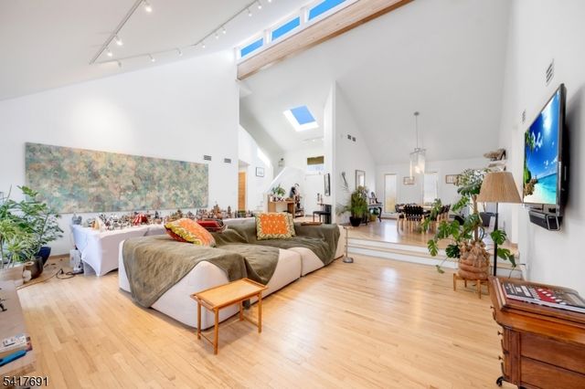 17 Brentwood Dr, North Caldwell Boro, NJ 07006