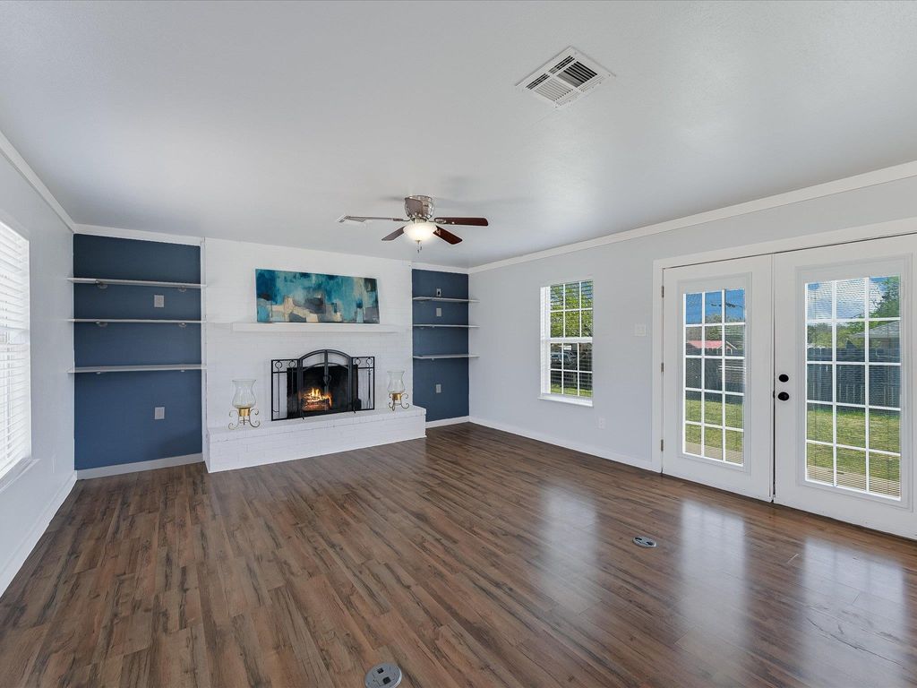 155 Travis LN, Spicewood, TX 78669