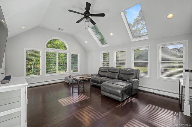 20 Richmond Boulevard, Lake Grove, NY 11755