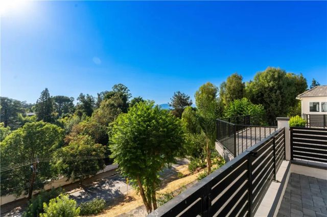 4918 Calvin Avenue, Tarzana, CA 91356