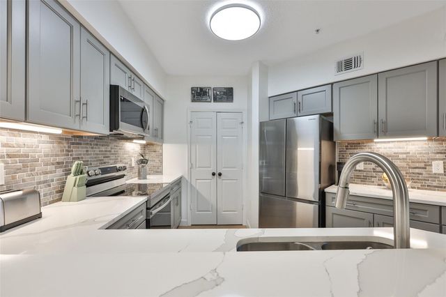 3312 BAY CLUB CIRCLE 3212, Tampa, FL 33607