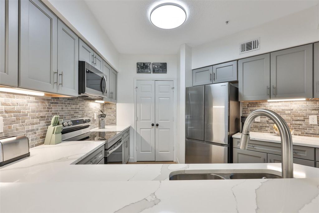 Image 8 of property listing at 3312 BAY CLUB CIRCLE 3212, Tampa, FL 33607