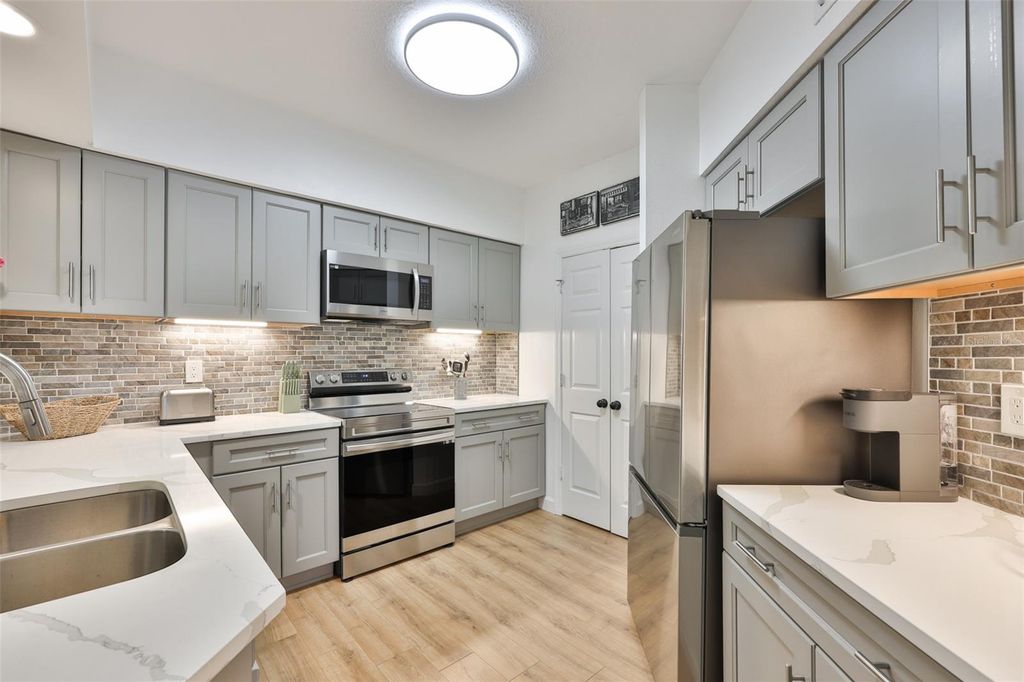 Image 10 of property listing at 3312 BAY CLUB CIRCLE 3212, Tampa, FL 33607