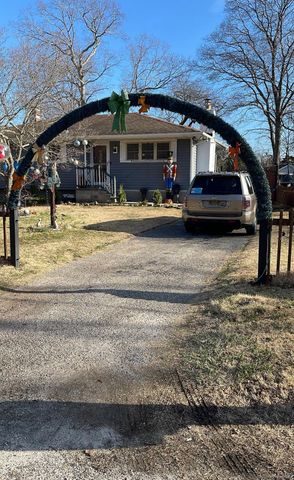 152 Dogwood Road, Mastic Beach, NY 11951