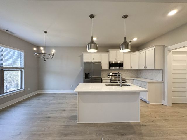 207 Strongpoint Dr, Hendersonville, TN 37075