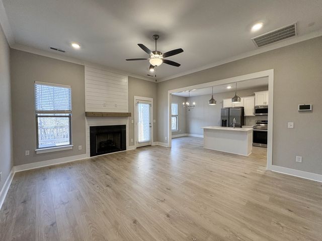 207 Strongpoint Dr, Hendersonville, TN 37075