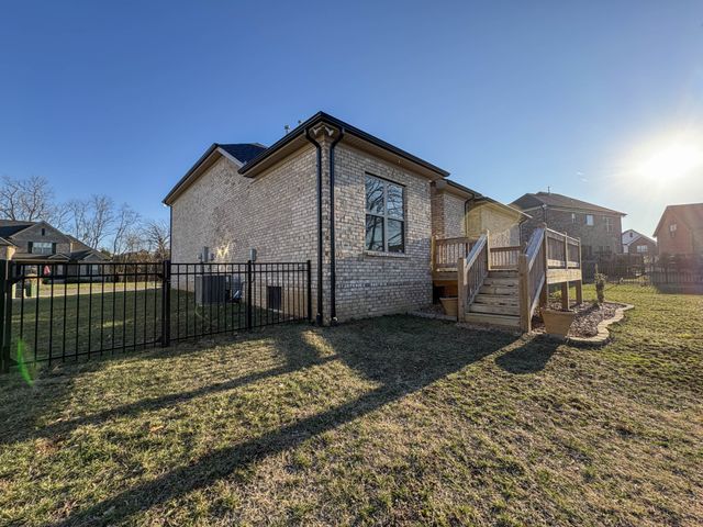 207 Strongpoint Dr, Hendersonville, TN 37075