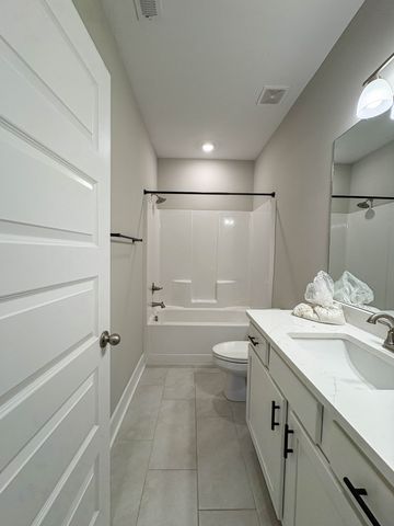 207 Strongpoint Dr, Hendersonville, TN 37075