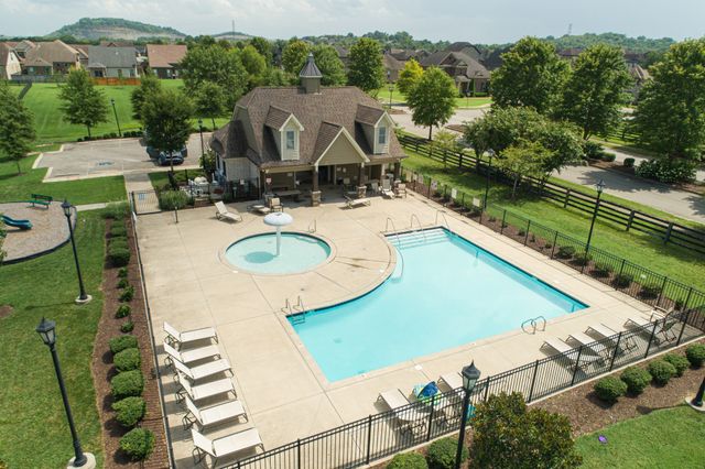 207 Strongpoint Dr, Hendersonville, TN 37075