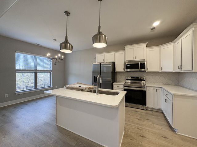 207 Strongpoint Dr, Hendersonville, TN 37075