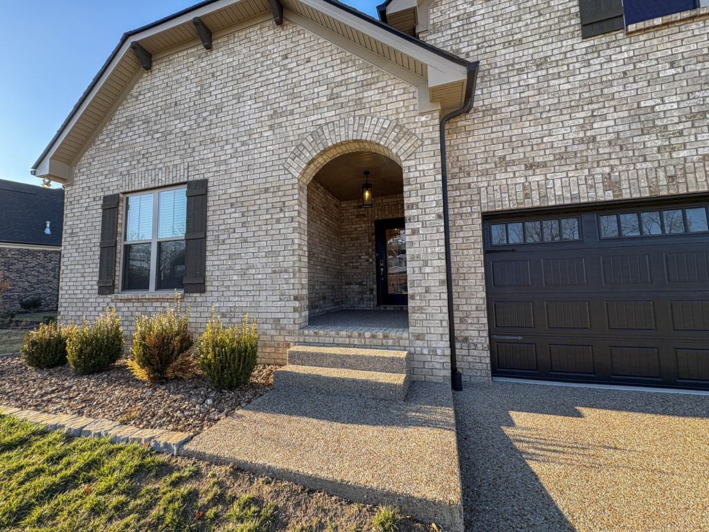 207 Strongpoint Dr, Hendersonville, TN 37075